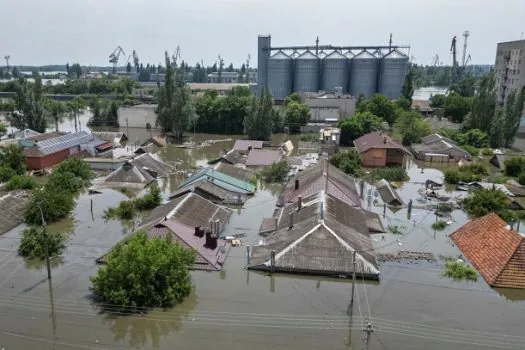 Explosão de barragem deixa 700 mil pessoas sem água na Ucrânia