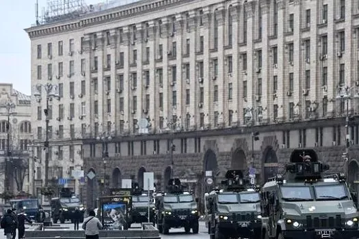 Ucrânia posiciona tanques de guerra em praça central de Kiev