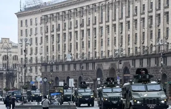 Ucrânia posiciona tanques de guerra em praça central de Kiev