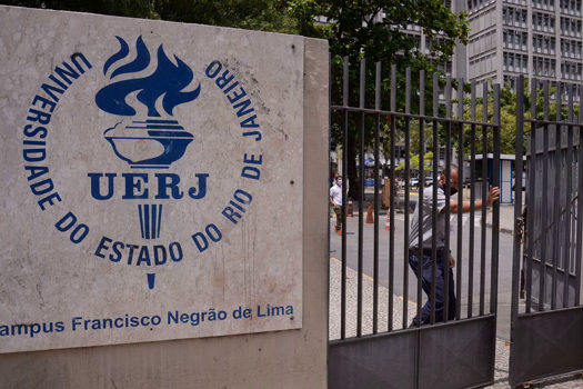 Uerj isenta alunos de cursinhos populares da taxa para o vestibular