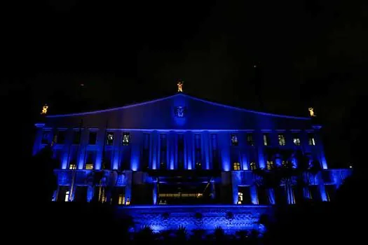 Palácio dos Bandeirantes é iluminado de azul turquesa em apoio à campanha