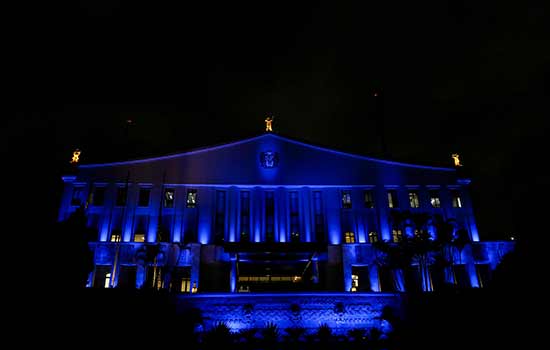 Palácio dos Bandeirantes é iluminado de azul turquesa em apoio à campanha