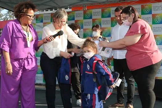 Chegada dos uniformes escolares é elogiada no Jd.Marilene, em Diadema