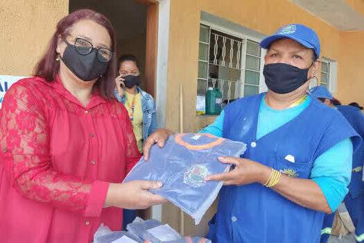Equipe de limpeza de Ribeirão Pires ganha novos uniformes de trabalho