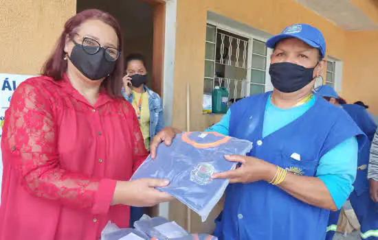 Equipe de limpeza de Ribeirão Pires ganha novos uniformes de trabalho