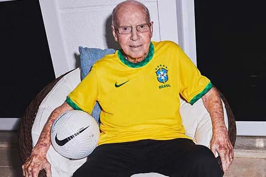 Seleção brasileira apresenta nova camisa em homenagem ao tri mundial de 1970