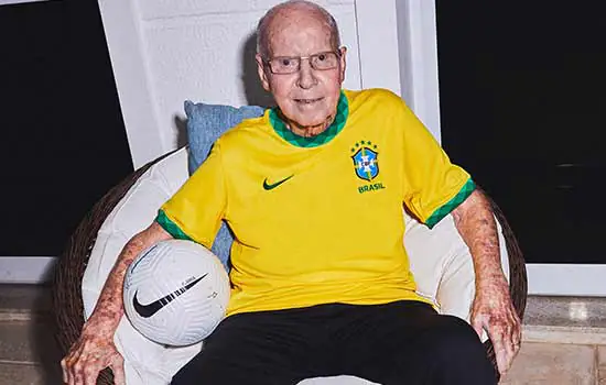 Seleção brasileira apresenta nova camisa em homenagem ao tri mundial de 1970