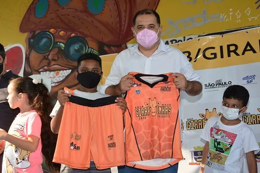 Mauá entrega 300 kits com uniforme para jovens do projeto “Girafinhas do Basquete”