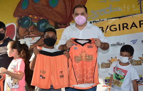 Mauá entrega 300 kits com uniforme para jovens do projeto “Girafinhas do Basquete”