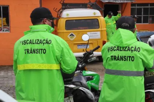 Guto Volpi entrega kits de chuva para equipes de trânsito