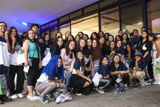 Unipar promove visita de alunos da Etec de Rio Grande da Serra no maior evento de arte