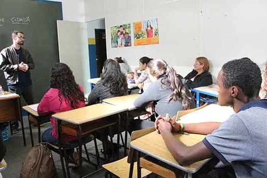 Participantes do Universidade Cidadã comemoram primeira aula do curso