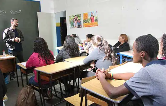 Participantes do Universidade Cidadã comemoram primeira aula do curso