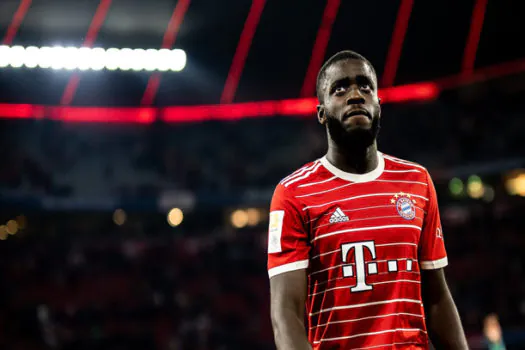 Upamecano é alvo de ataques racistas após falha em gol sofrido pelo Bayern de Munique