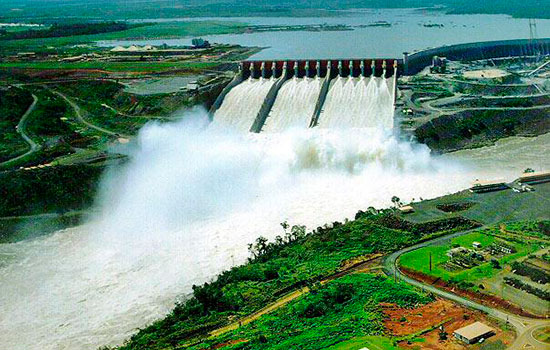 Itaipu fecha comportas após três dias vertendo água