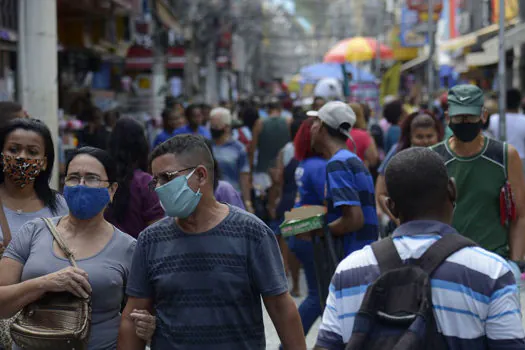 Prefeitura de SP mantém uso de máscara, libera escolas, cinemas e teatros