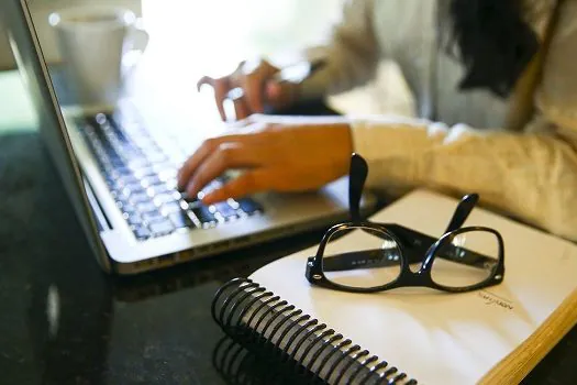 USP oferece gratuitamente videoaulas com matérias do ensino médio