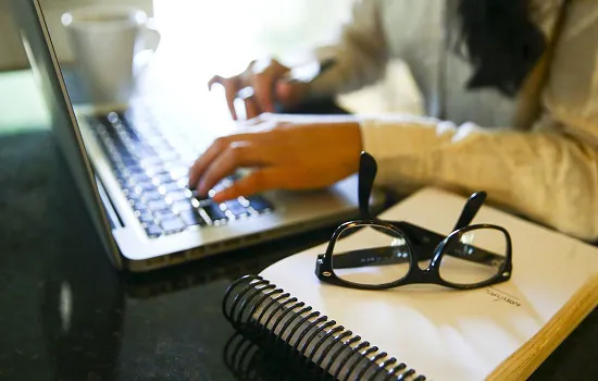 USP oferece gratuitamente videoaulas com matérias do ensino médio