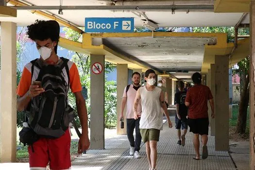 USP deixa de exigir uso de máscara em ambientes fechados