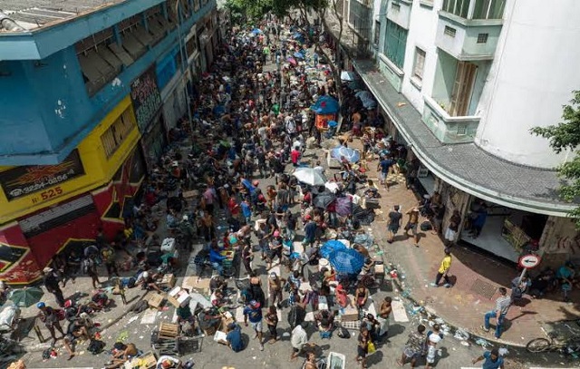 Usuários da cracolândia agarraram motorista e levaram 25 caixas de cerveja em ataque