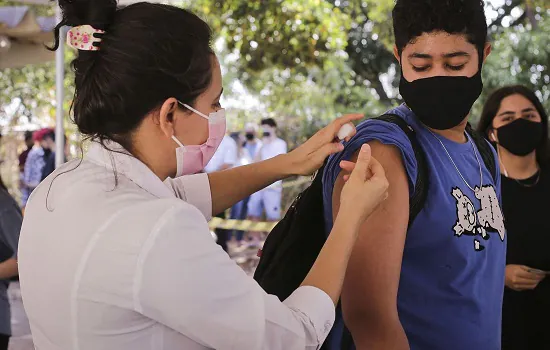 SP começa a aplicar 3ª dose contra covid em adolescentes a partir desta segunda