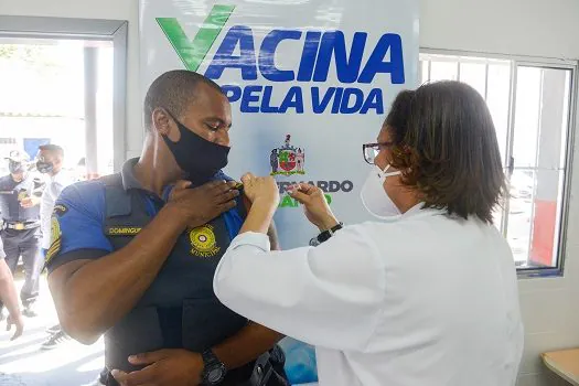 Prefeitura de São Bernardo inicia vacinação de profissionais das forças de Segurança