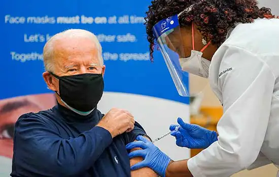 Meta de Biden é aplicar 200 milhões de doses da vacina contra covid-19 até o fim de abril