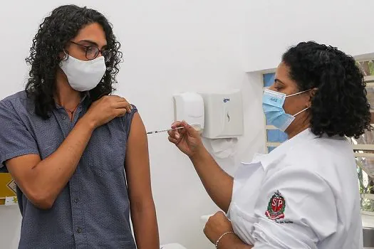 Brasil vacina mais 586 mil com doses de reforço contra a covid nas últimas 24h