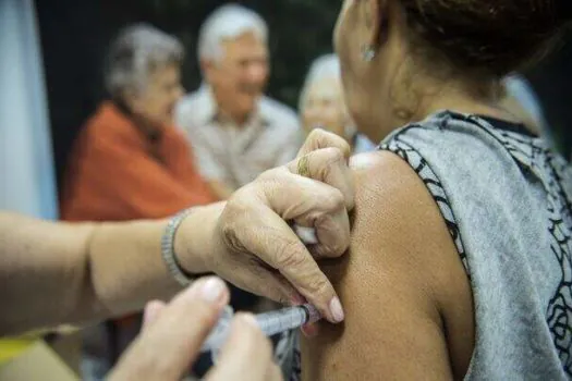 Longe da meta, SP só vacina 48% do grupo prioritário contra gripe