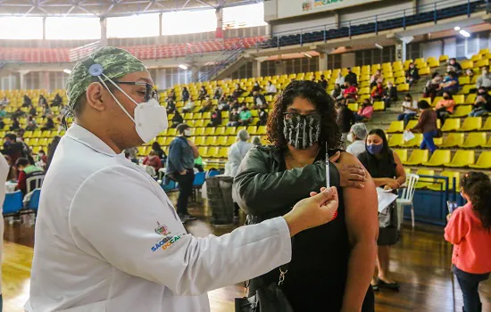 São Bernardo recebe lote da Janssen e inicia vacinação de pessoas de 40 a 42 neste domingo