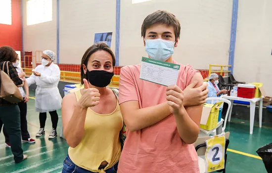 São Bernardo inicia vacinação de adolescentes de 15 anos sem comorbidades contra a Covid