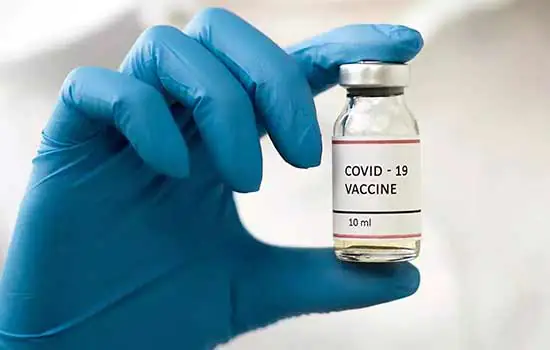 Suspensão de testes da vacina de Oxford contra covid-19 não é revés