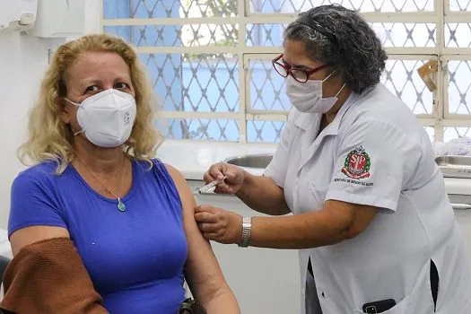 Prefeitura de SP suspende vacinação contra covid nesta terça após falta de doses