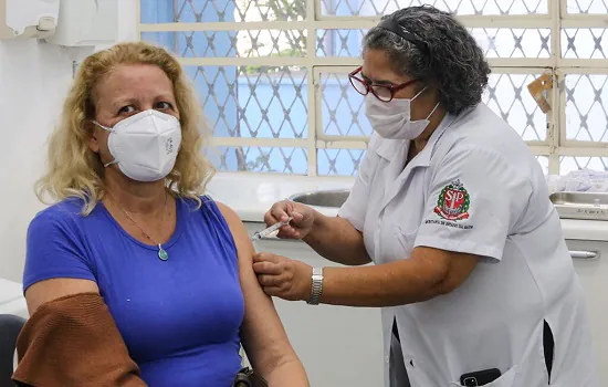 Prefeitura de SP suspende vacinação contra covid nesta terça após falta de doses