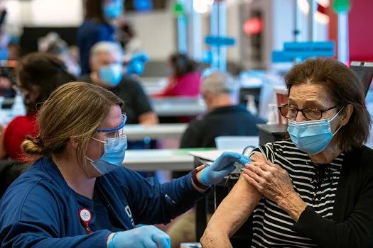 EUA dizem que estão prontos para elevar aplicação de dose de reforço contra covid