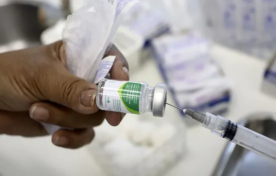 SP antecipa vacinação da gripe para maiores de 80; aplicação começa no domingo