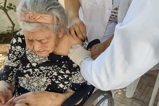 Aos 107 anos, Joana é a primeira idosa vacinada em Diadema