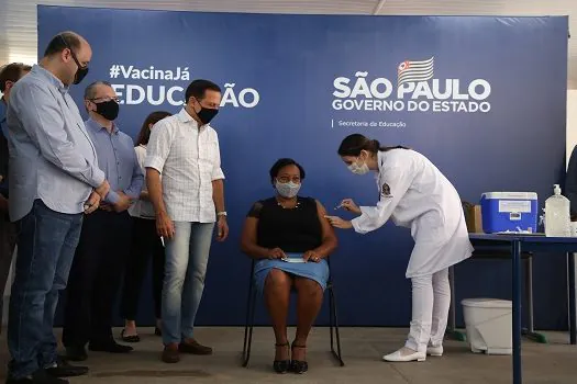 Governo de SP inicia vacinação de profissionais da educação