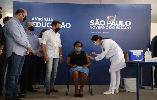 Governo de SP inicia vacinação de profissionais da educação