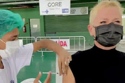 Xuxa toma 1ª dose da vacina contra covid-19 e lamenta mortes