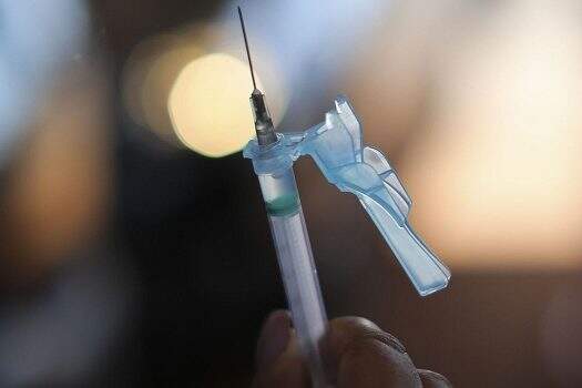 Prefeitura de SP aplica mais de 800 doses contra gripe na população de rua