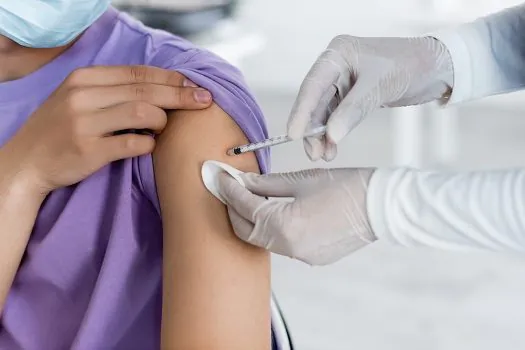 Menos de 4 entre 10 meninos tomam duas doses de vacina contra HPV apesar de gratuidade