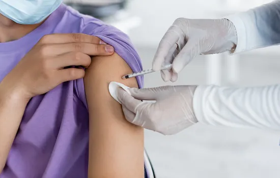 Menos de 4 entre 10 meninos tomam duas doses de vacina contra HPV apesar de gratuidade