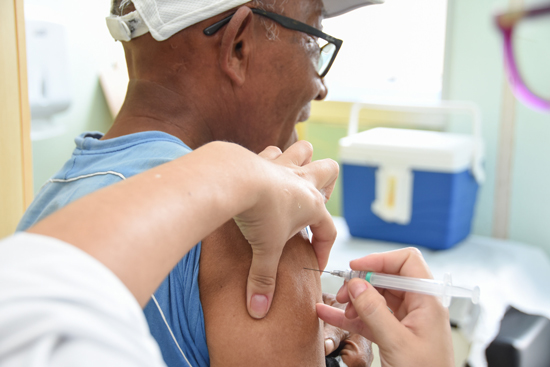 Grupos prioritários da população começam a ser vacinadas contra a gripe