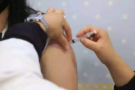 Vacinação contra Covid-19 e gripe prosseguem nesta segunda (24)