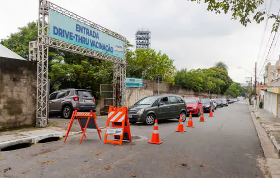 Santo André aplica 2ª dose de vacina em profissionais da educação básica nesta quinta