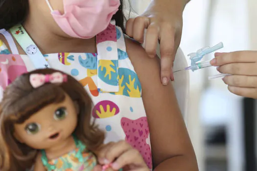 Covid-19: RJ aplica 18,6 mil doses no 1º dia de vacinação infantil