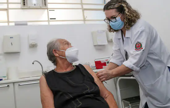 Mauá aplica a dose de reforço em pessoas a partir de 60 anos