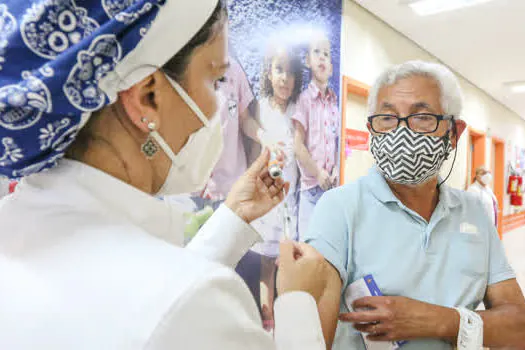 São Bernardo estende aplicação da 3ª dose contra a Covid-19 para idosos de 72 a 74 anos