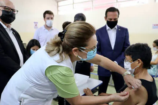 Governo de SP inicia em Serrana teste inédito de vacinação em massa